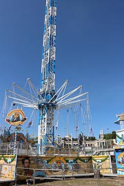 Bayern Tower beim Wiesnaufbau 2019 (©Foto: Martin Schmitz)